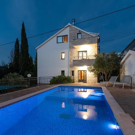 Maca & With Heated Pool Near 50m 트로기르