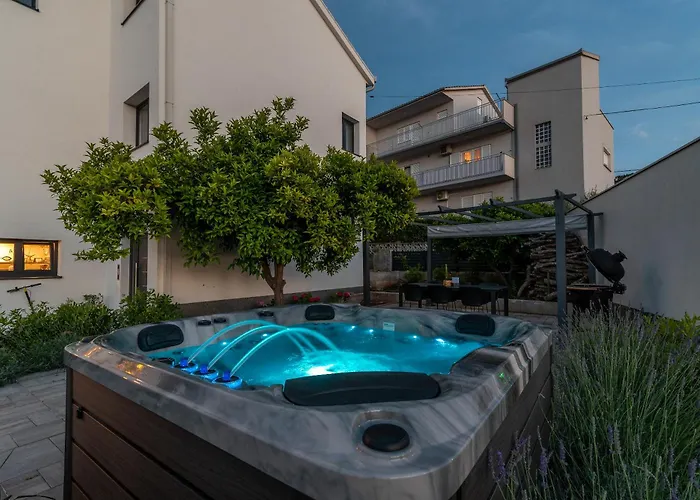 Maca & With Heated Pool Near 50m 아파트 *