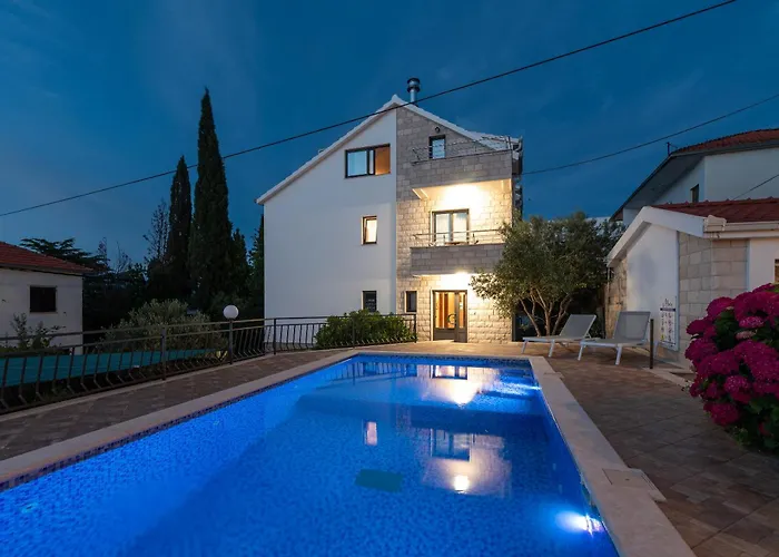 Maca & With Heated Pool Near 50m 트로기르