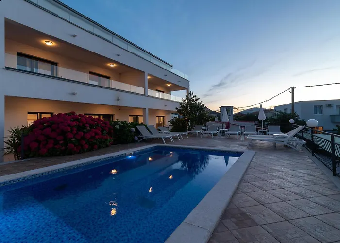 Maca & With Heated Pool Near 50m 아파트 *