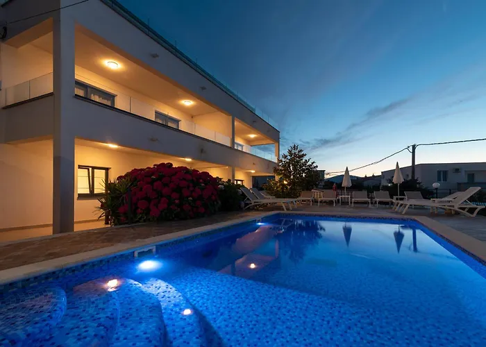Maca & With Heated Pool Near 50m 아파트 *