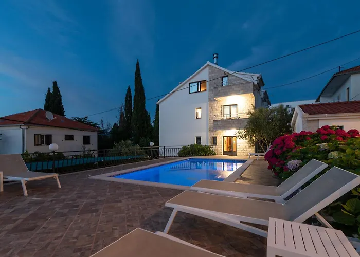 Maca & With Heated Pool Near 50m 아파트 트로기르