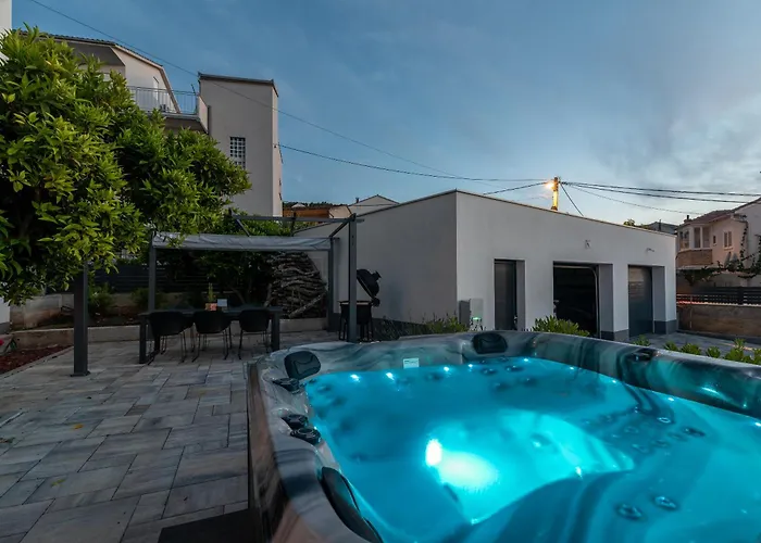 Maca & With Heated Pool Near 50m 아파트
