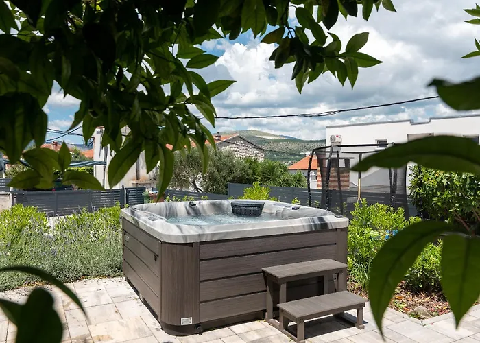 Maca & With Heated Pool Near 50m 아파트 *