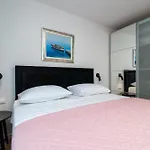 Maca & With Heated Pool Near 50m Apartment
