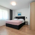 Apartment Maca & With Heated Pool Near 50m Trogir