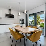 Maca & With Heated Pool Near 50m Apartment