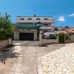 Apartment Maca & With Heated Pool Near 50m Trogir