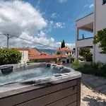 Maca & With Heated Pool Near 50m Apartment