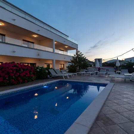 Maca & With Heated Pool Near 50m Daire *