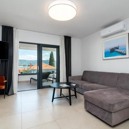 Maca & With Heated Pool Near 50m Daire Trogir